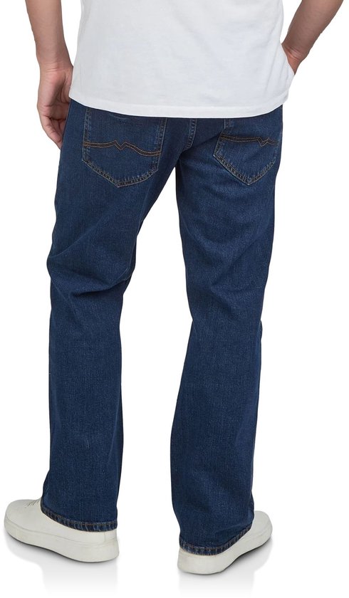 Man met de rug naar de camera, draagt een donkerblauwe jeans met oranje stiksels.