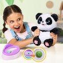 Meisje met panda knuffel en potje. Illustratie van groene drol die uit potje komt.