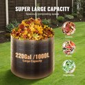 Zwarte compostbak van 220 gallon / 1000L, gevuld met bladeren, groenten en fruit, in een tuin.