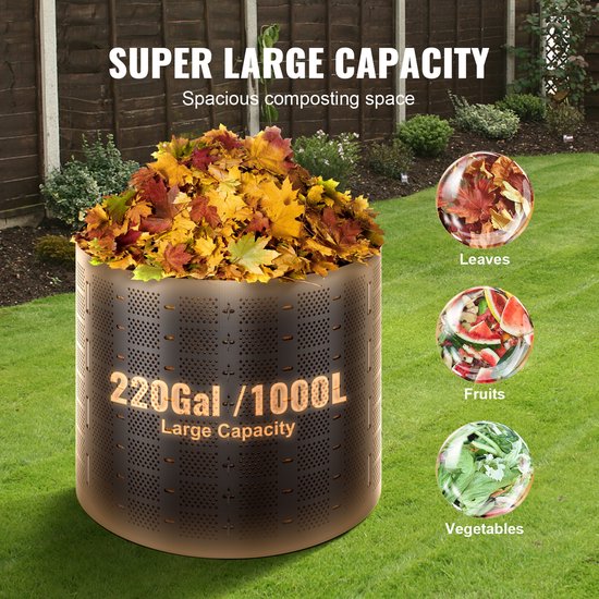 Zwarte compostbak van 220 gallon / 1000L, gevuld met bladeren, groenten en fruit, in een tuin.