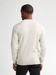 Man met beige trui met lange mouwen, rug zichtbaar.