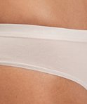 Detail van de tailleband van een lichtbeige slip met 'FALKE' logo.