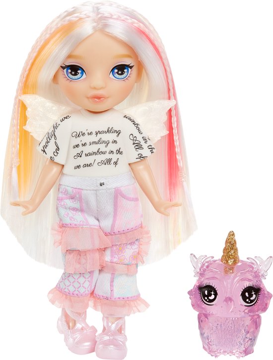 Pop met lang wit haar, strepen in geel, roze en oranje. Draagt witte crop top met tekst en broek met roze ruches, naast een roze fantasy-elfje.