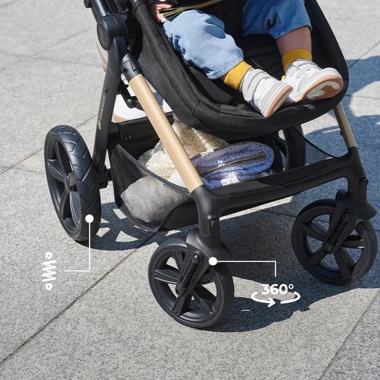 Detail van grijze kinderwagen met wielen en stoffen mand.