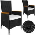 Zwarte polyrattan stoel met houten armleuningen en wit kussen, met detail van handgreep.