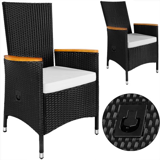 Zwarte polyrattan stoel met houten armleuningen en wit kussen, met detail van handgreep.