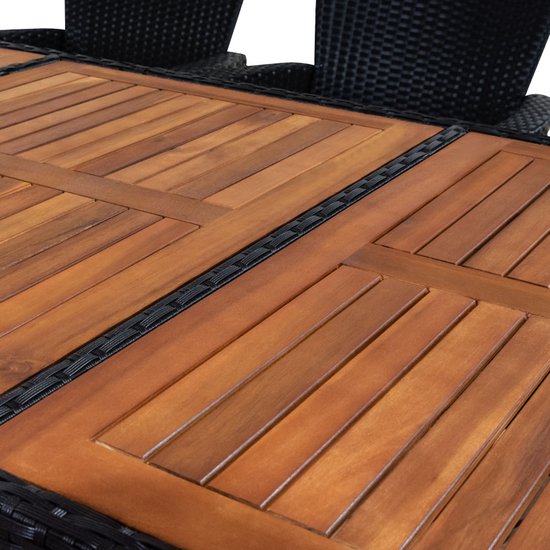 Detail van de houten lamellen van een tuintafel.