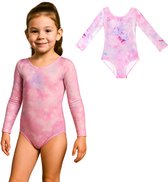 Meisje in roze turnpakje met lange mouwen en vlinderprint. Daarnaast een studiofoto van het pakje.