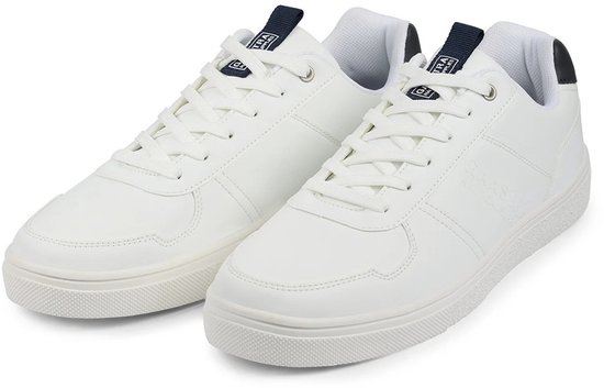 Paar witte leren sneakers met navy hielstuk en detail op de tong.
