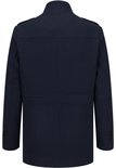 Achterkant van een donkerblauwe herenjas met staande kraag, klepdetails en knopen.