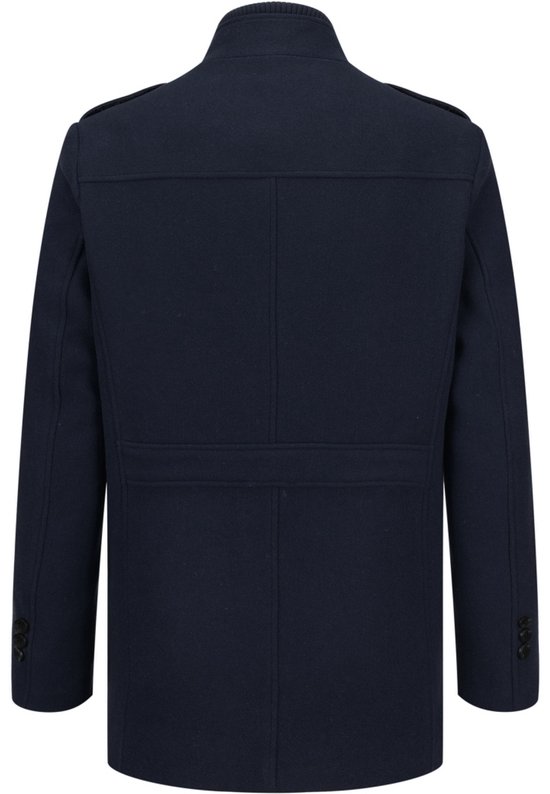Achterkant van een donkerblauwe herenjas met staande kraag, klepdetails en knopen.