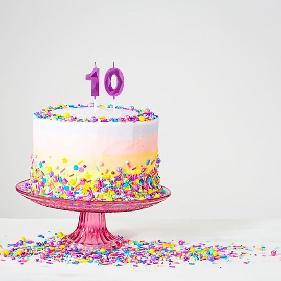 Cupcake Met Kaarsen Voor De 40e Verjaardag Stock Afbeelding - Image of