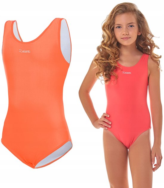 Een sportief meisjes badpak in fel oranje. Het badpak is van het merk ZAGANO en heeft een subtiel logo op de borst.