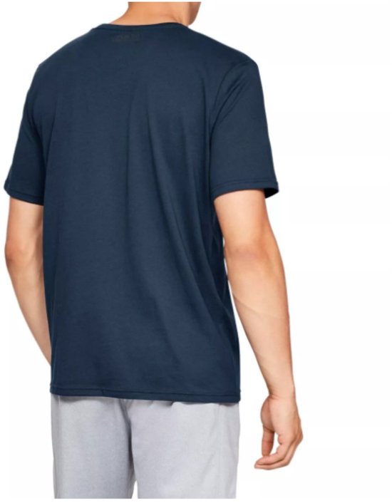 Donkerblauw sportshirt van Under Armour, gedragen door een man. Zwart logo op achterkant.