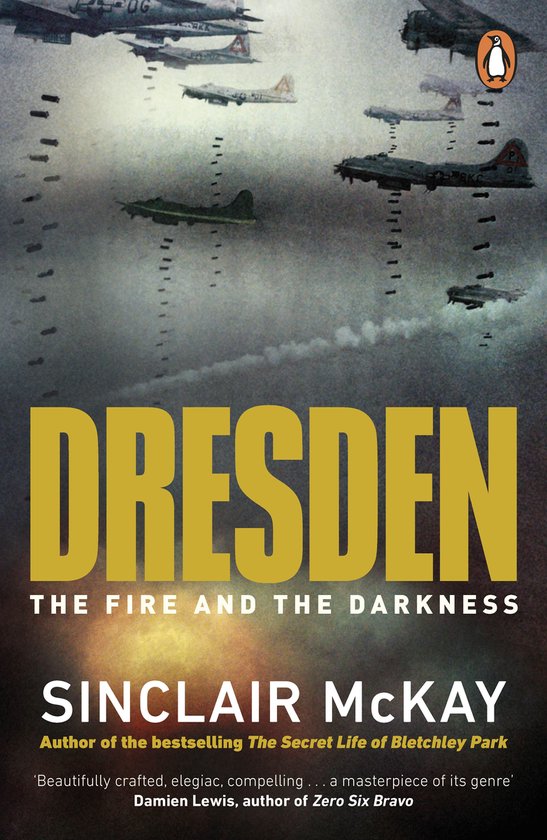 Boekcover met de titel DRESDEN, THE FIRE AND THE DARKNESS. Bommenwerpers vallen bommen. Met Penguin logo.