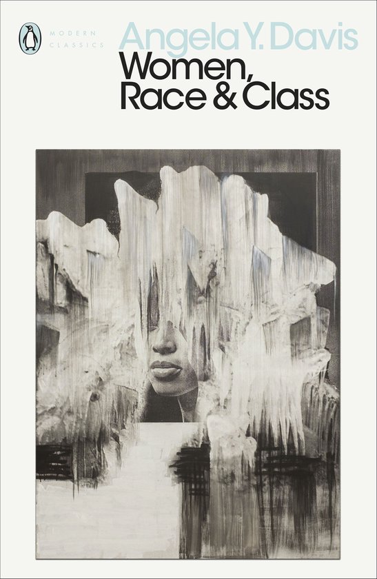 Couverture du livre 'Women, Race & Class' avec une image en noir et blanc d'un visage de femme partiellement recouverte de coups de pinceau blancs et noirs.