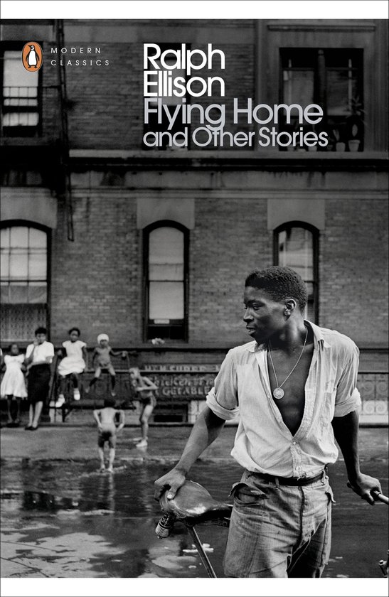 Boek kaft: Ralph Ellison Flying Home and Other Stories. Een zwart-wit foto van een man in een open overhemd en jeans, met kinderen op de achtergrond.