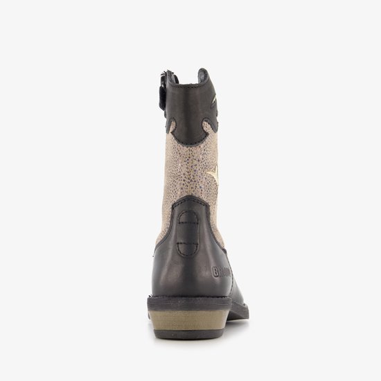 Achterkant van een zwarte leren cowboylaars met beige/gouden glitter paneel en gouden sierstiksels.