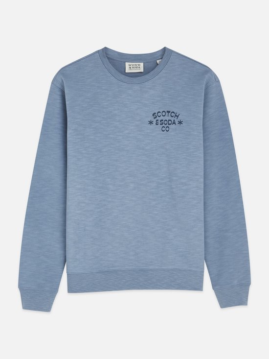 Blauwe sweater met ronde hals en opdruk "SCOTCH & SODA CO" op de borst.