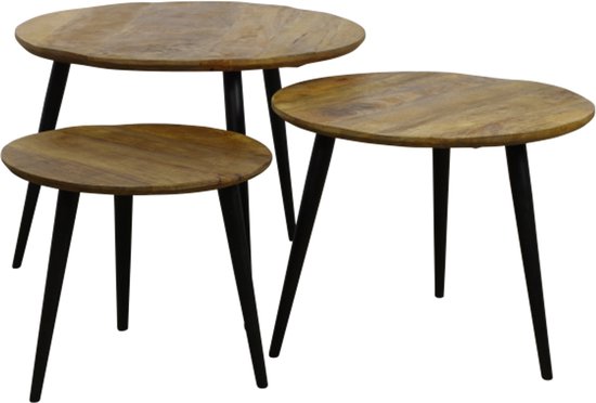 Drie ronde salontafels met naturel mangohouten bladen en zwarte metalen poten.