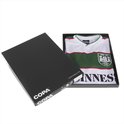 Wit voetbalshirt met groen-witte strepen en clublogo, verpakt in een zwarte geschenkdoos.