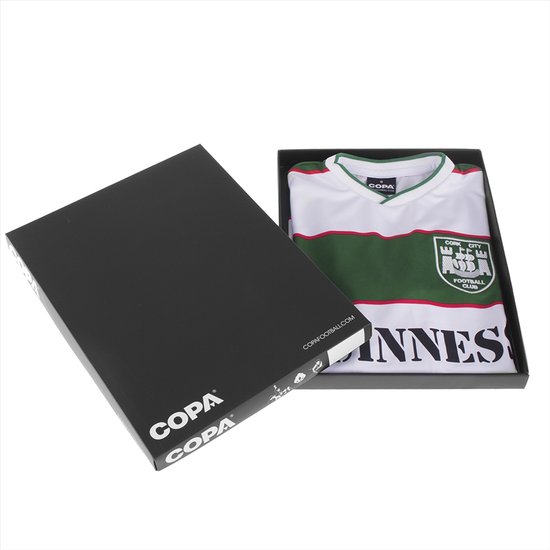 Wit voetbalshirt met groen-witte strepen en clublogo, verpakt in een zwarte geschenkdoos.