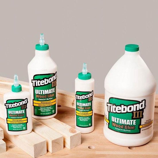 Vier flessen Titebond III Ultimate Wood Glue in verschillende maten op houten planken. Groene doppen en applicators.