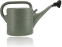 Grijze kunststof gieter van 10 liter met maatstrepen en een zwarte sproeikop.