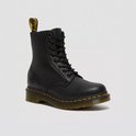 Botte Dr. Martens noire en cuir, vue latérale.