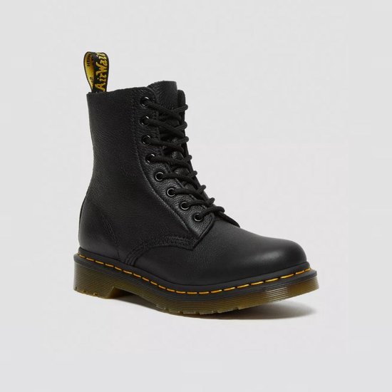 Botte Dr. Martens noire en cuir, vue latérale.