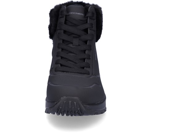 Zwarte Skechers laars met veters en zwarte bontkraag, voorkant zichtbaar.