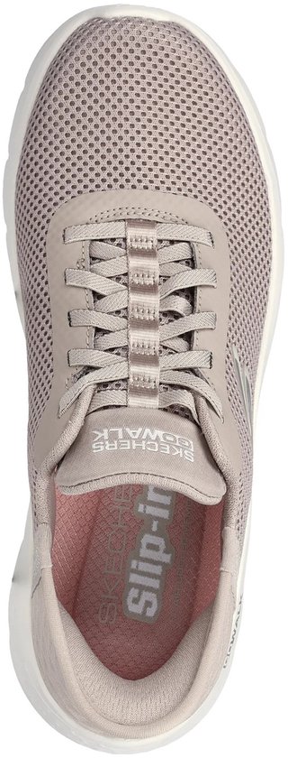 Taupe Skechers Slip-ins Go Walk Flex instapper met mesh bovenwerk, roze voering en witte zool.