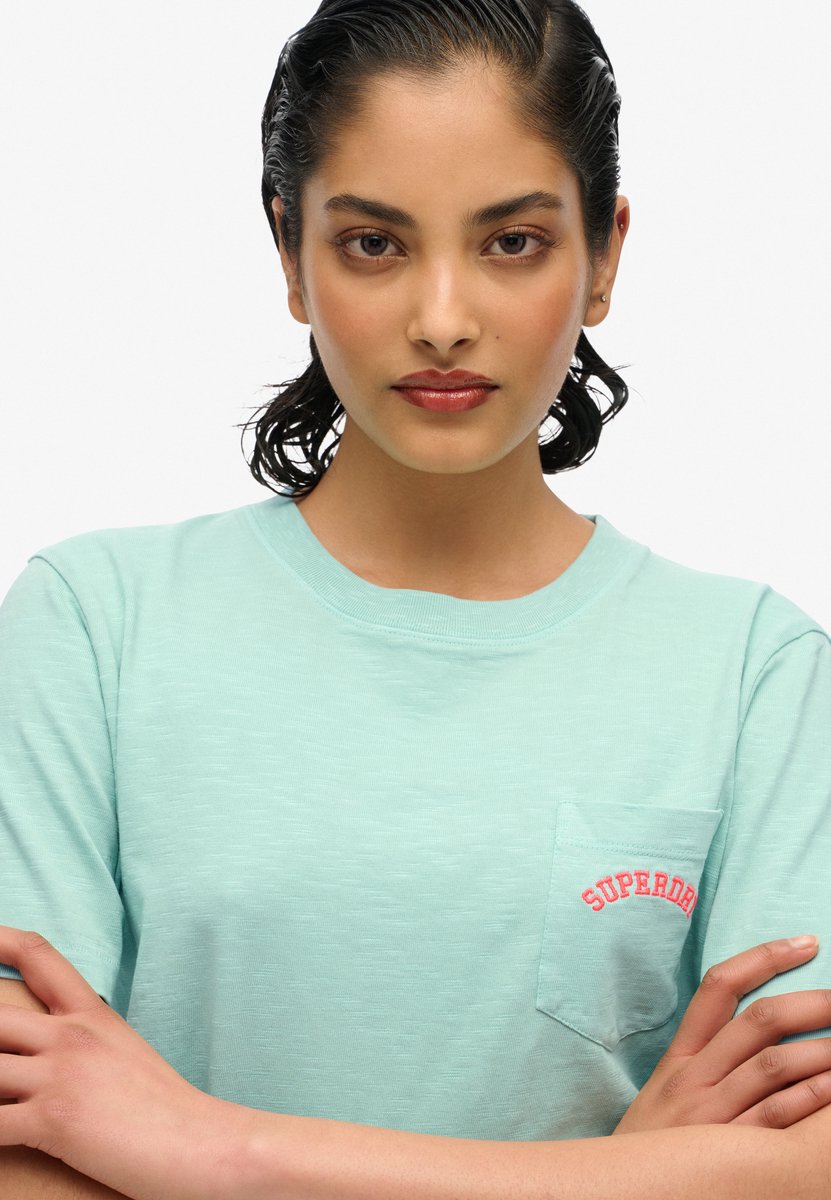 Superdry Essential garment-dye T-shirt met logo en borstzak Dames T-shirts Groen