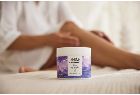 Pot bodybutter met paars, blauw en goudkleurig design, met de tekst 'Therme Zen by Night Body Butter'.