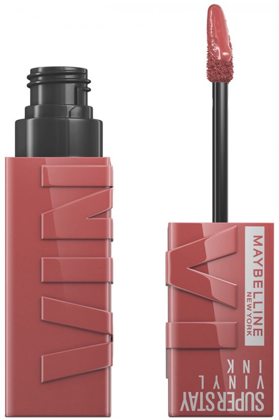 Maybelline SuperStay Vinyl Ink, kleur 35 Cheeky. De applicator is uit de tube met glanzende nude lipkleur gehaald.