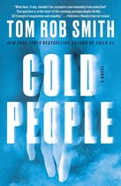 Boekomslag van 'Cold People' door Tom Rob Smith. Bladeren en handen in blauw.