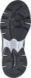 Zool van een zwarte Skechers sneaker met zilverkleurige details en een gripvast profiel.