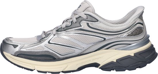 Zilverkleurige Skechers sneaker met een brede, crèmekleurige en donkergrijze zool.