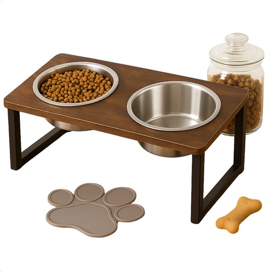 Houten hondenvoerbak met twee RVS kommen, gevuld met voer. Naast de bak liggen een pootvormig matje en een botvormige traktatie. Een pot met voer staat achter de bak.