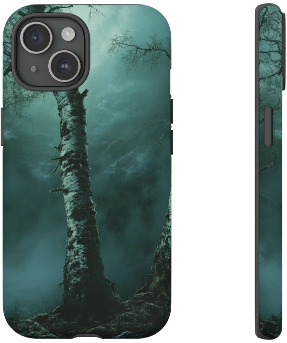 Drie Berkenbomen in Donker Bos – Telefoonhoesje Geschikt voor iPhone 15