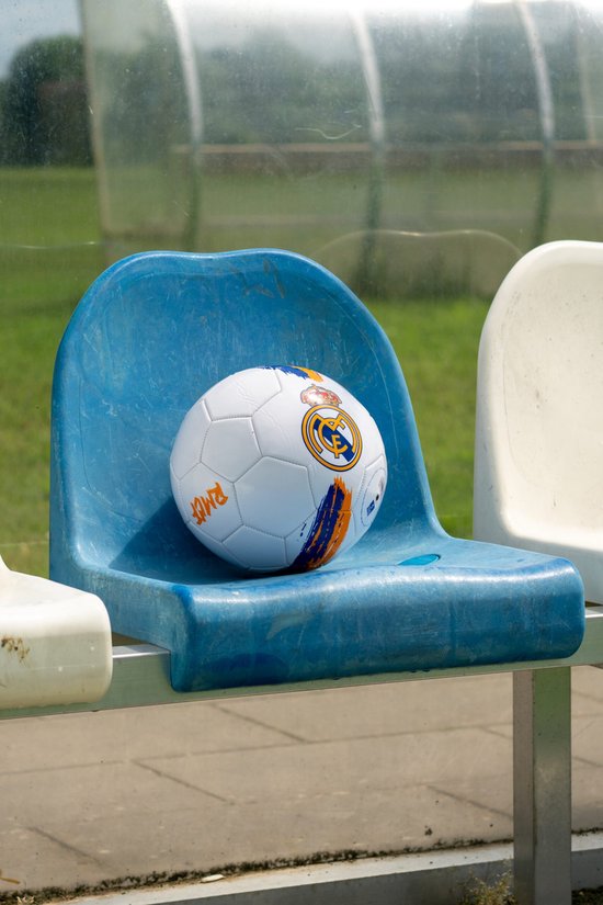 Ballon de football avec grand logo du Real Madrid