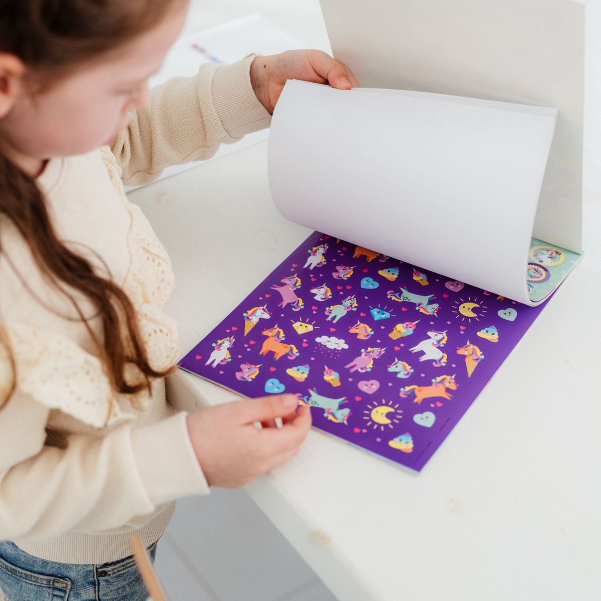 Totum Unicorn A4 sticker boek 1000 stickers - 20 pagina's met unicorn thema - speelgoed knutselen stickeren - vanaf 3 jaar — afbeelding 2