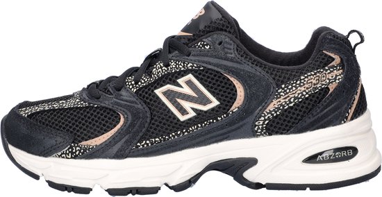 Zwarte New Balance U530 sneaker met luipaardprint en beige details.