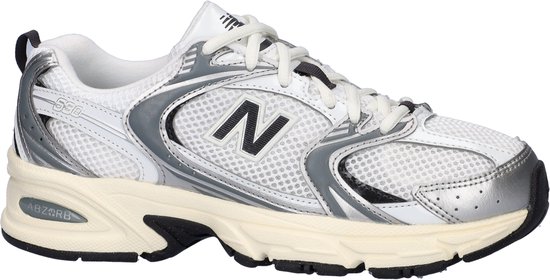 Witte New Balance 530 sneaker met zilveren accenten, zwart N-logo en ABZORB zool.
