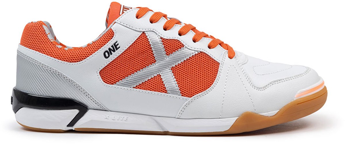 Witte zaalvoetbalschoenen met oranje accenten, mesh bovenwerk en TPU-versteviging op de neus voor extra duurzaamheid.