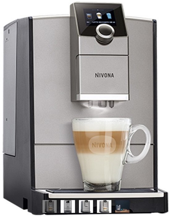 Nivona volautomatische espressomachine met een glas koffie met melk, zilverkleurig.