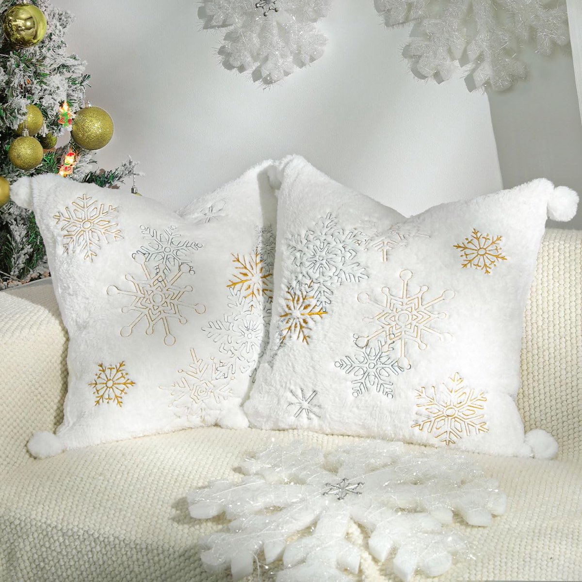 Ibenzoa Pluche Decoratieve Kussenslopen Set van 2 met Sneeuwvlokken en Pompons voor Huis en Feest wit