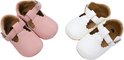 Twee paar babyschoentjes, één roze en één wit, met gespen.