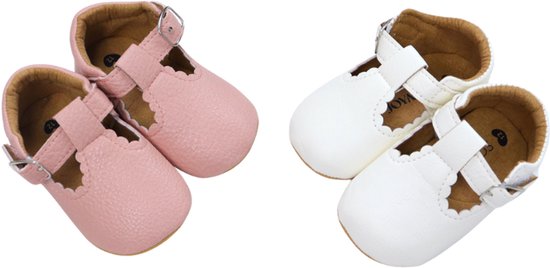 Twee paar babyschoentjes, één roze en één wit, met gespen.