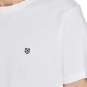 Wit t-shirt met kleine zwarte logoprint op de borst, close-up.